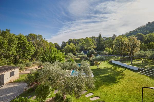 Propriété Rognes 6 pièces 230 m2 avec piscine, carport, garage et studio indépendant. sur 4800m² de terrain !