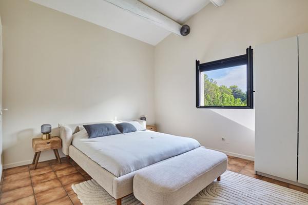 Propriété Rognes 6 pièces 230 m2 avec piscine, carport, garage et studio indépendant. sur 4800m² de terrain !