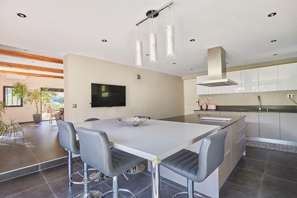 Propriété Rognes 6 pièces 230 m2 avec piscine, carport, garage et studio indépendant. sur 4800m² de terrain !