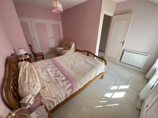 Pavillon 99m²,  3 chambres, dont 1 au  rez-de-chaussée, 2 salles de bain.