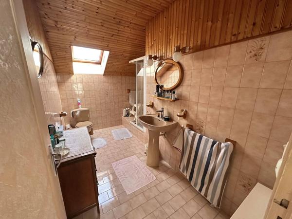 Pavillon 99m²,  3 chambres, dont 1 au  rez-de-chaussée, 2 salles de bain.