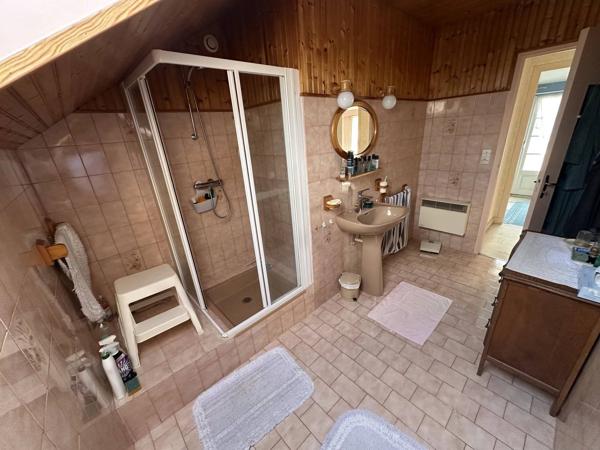 Pavillon 99m²,  3 chambres, dont 1 au  rez-de-chaussée, 2 salles de bain.