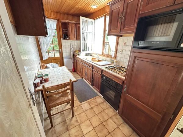 Pavillon 99m²,  3 chambres, dont 1 au  rez-de-chaussée, 2 salles de bain.