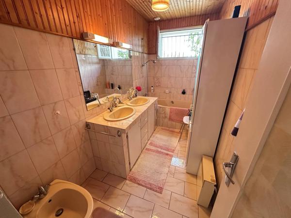 Pavillon 99m²,  3 chambres, dont 1 au  rez-de-chaussée, 2 salles de bain.