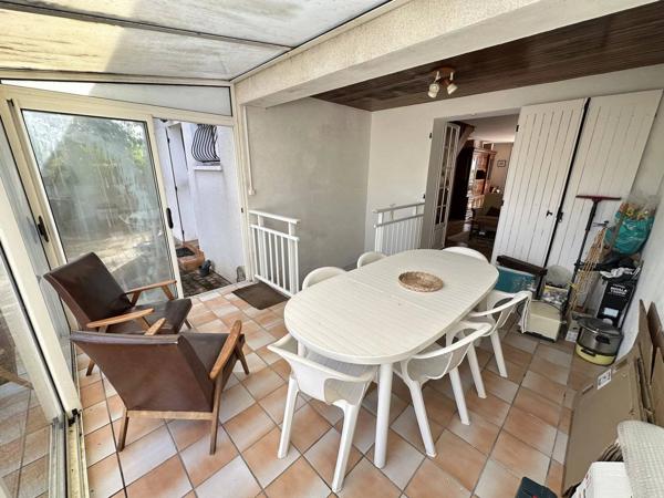Pavillon 99m²,  3 chambres, dont 1 au  rez-de-chaussée, 2 salles de bain.