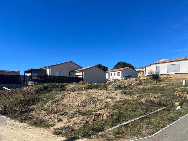 LIMOUX - Terrain 3 faces en position dominante de 433m² totalement viabilisé