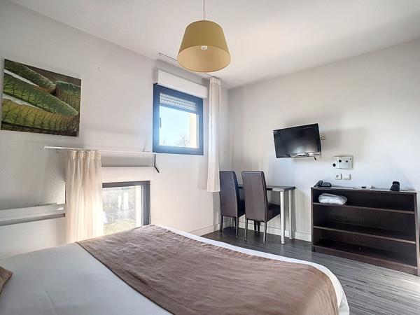 A VENDRE - PAU - Investissement Locatif SÉCURISÉ : Studio Meublé avec Parking et Gestion Appart-Hôtel Clé en Main