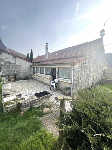 Axe Laon-Soissons : maison en pierres, 3 chambres, garage, atelier et jardin.
