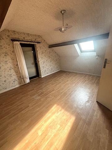Axe Laon-Soissons : maison en pierres, 3 chambres, garage, atelier et jardin.