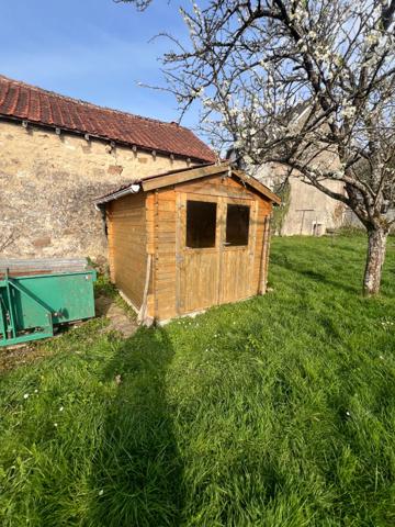 Axe Laon-Soissons : maison en pierres, 3 chambres, garage, atelier et jardin.