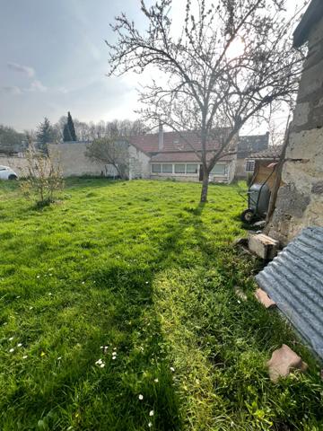 Axe Laon-Soissons : maison en pierres, 3 chambres, garage, atelier et jardin.