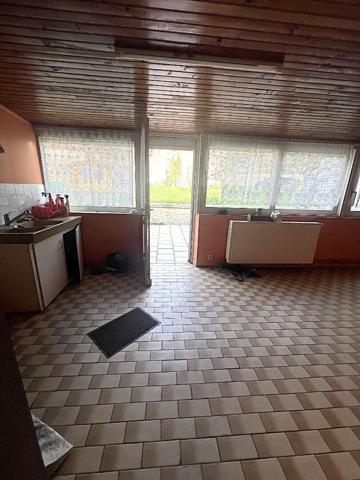 Axe Laon-Soissons : maison en pierres, 3 chambres, garage, atelier et jardin.