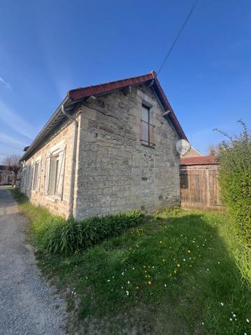 Axe Laon-Soissons : maison en pierres, 3 chambres, garage, atelier et jardin.