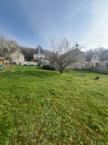 Axe Laon-Soissons : maison en pierres, 3 chambres, garage, atelier et jardin.
