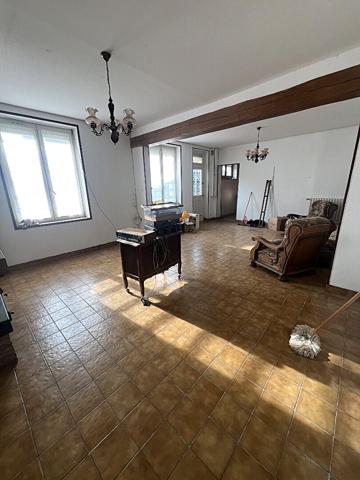 Axe Laon-Soissons : maison en pierres, 3 chambres, garage, atelier et jardin.