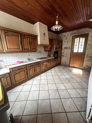 Axe Laon-Soissons : maison en pierres, 3 chambres, garage, atelier et jardin.