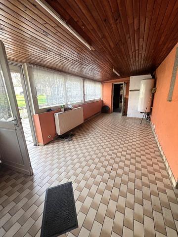 Axe Laon-Soissons : maison en pierres, 3 chambres, garage, atelier et jardin.