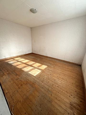 Axe Laon-Soissons : maison en pierres, 3 chambres, garage, atelier et jardin.