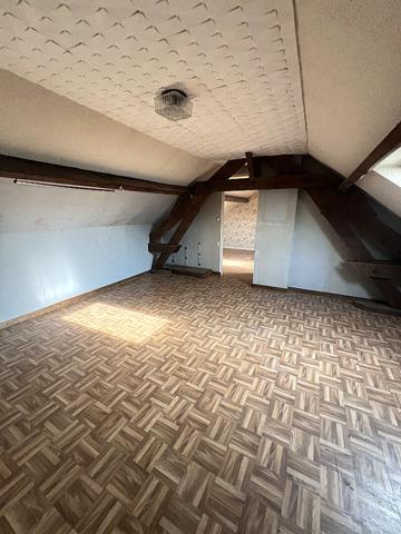 Axe Laon-Soissons : maison en pierres, 3 chambres, garage, atelier et jardin.