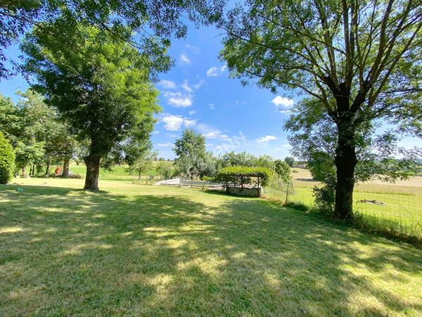 Corps de ferme rénové avec dépendances et belle parcelle proche de Montauban