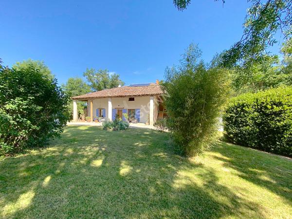 Corps de ferme rénové avec dépendances et belle parcelle proche de Montauban