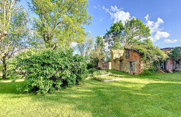 Corps de ferme rénové avec dépendances et belle parcelle proche de Montauban