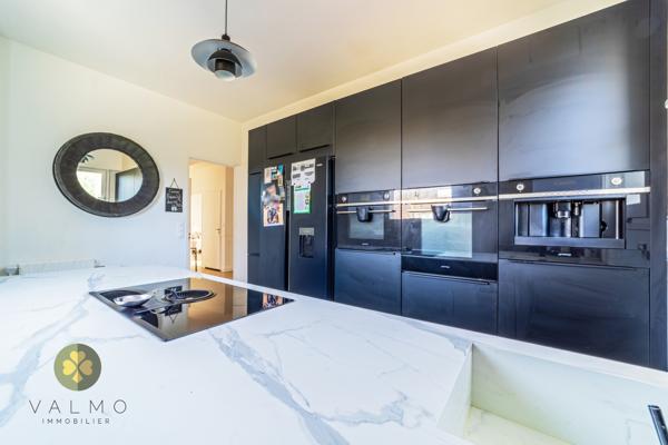 Maison
                                                                                                                                                                                                                                                                                                                        9 pièce(s)                                                                                                                                                                                                          5 chambre(s)                                                                                                                                                                                                          230  m²