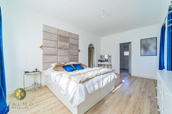 Maison
                                                                                                                                                                                                                                                                                                                        9 pièce(s)                                                                                                                                                                                                          5 chambre(s)                                                                                                                                                                                                          230  m²