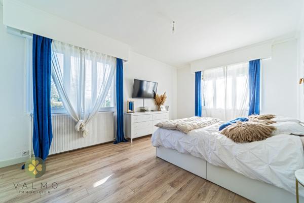 Maison
                                                                                                                                                                                                                                                                                                                        9 pièce(s)                                                                                                                                                                                                          5 chambre(s)                                                                                                                                                                                                          230  m²