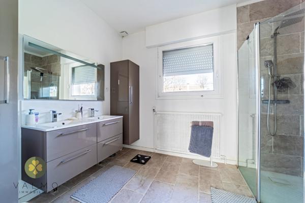 Maison
                                                                                                                                                                                                                                                                                                                        9 pièce(s)                                                                                                                                                                                                          5 chambre(s)                                                                                                                                                                                                          230  m²