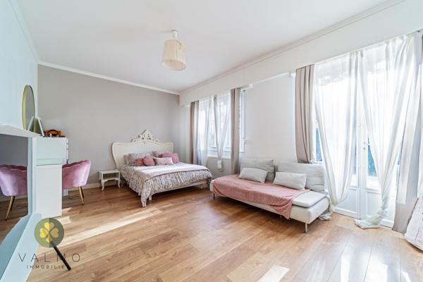 Maison
                                                                                                                                                                                                                                                                                                                        9 pièce(s)                                                                                                                                                                                                          5 chambre(s)                                                                                                                                                                                                          230  m²