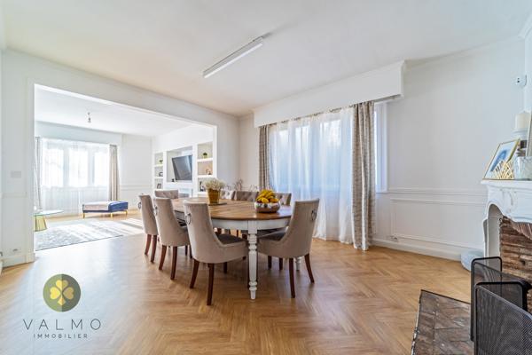 Maison
                                                                                                                                                                                                                                                                                                                        9 pièce(s)                                                                                                                                                                                                          5 chambre(s)                                                                                                                                                                                                          230  m²