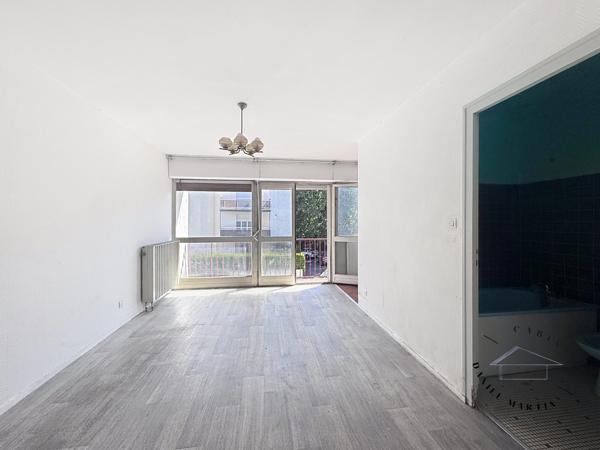 APPARTEMENT T1 AVEC BALCON PROCHE BARRIERE ST GENES TALENCE