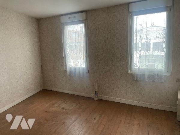 MAISON de ville avec jardinet.