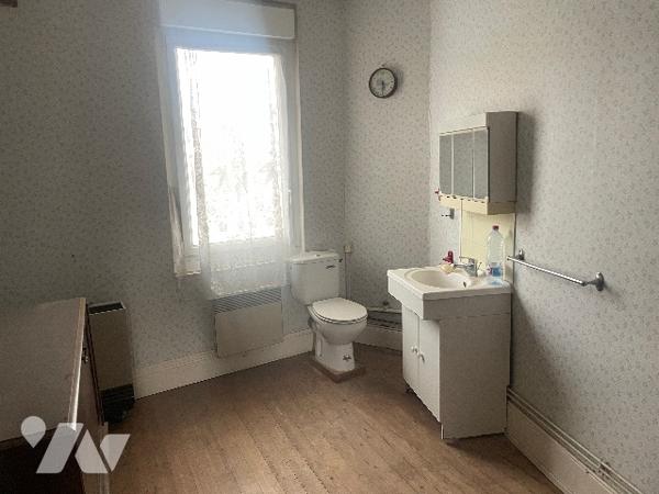 MAISON de ville avec jardinet.