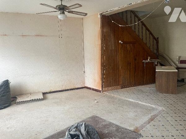 MAISON de ville avec jardinet.