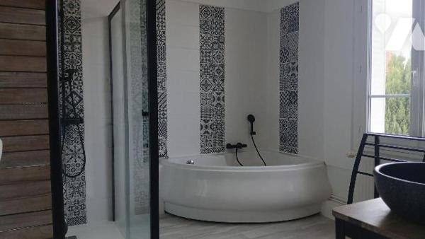 forges les eaux. maison en parfait état comprenant :
- au rez-de-chaussée : entrée, salle à ma...