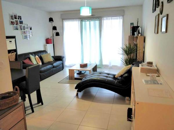 APPARTEMENT T2 DE 45 M² AVEC TERRASSE ET PARKING FERMÉ.
