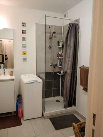 APPARTEMENT T2 DE 45 M² AVEC TERRASSE ET PARKING FERMÉ.