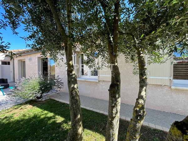 Exclusivité, saint gelais, plain pied de 114 m² à 15 minutes de niort, trois chambres, garage et terrain de 450 m²