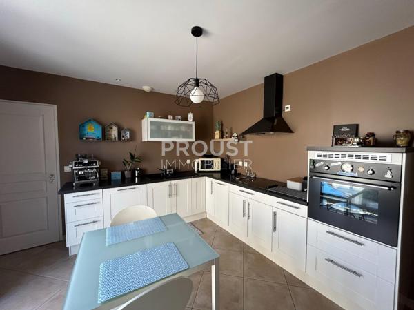 Exclusivité, saint gelais, plain pied de 114 m² à 15 minutes de niort, trois chambres, garage et terrain de 450 m²