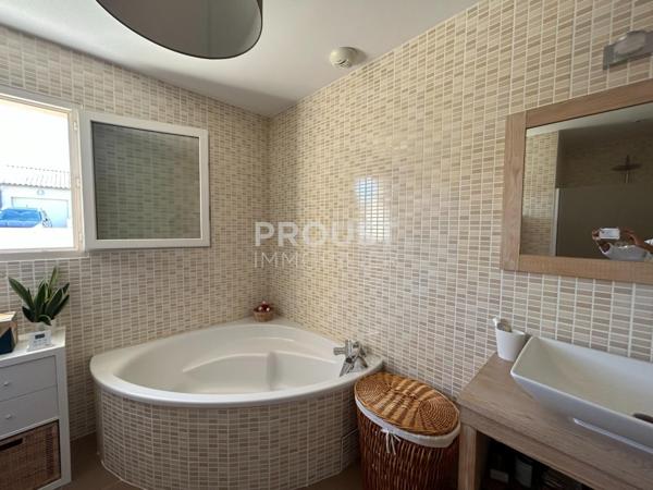 Exclusivité, saint gelais, plain pied de 114 m² à 15 minutes de niort, trois chambres, garage et terrain de 450 m²