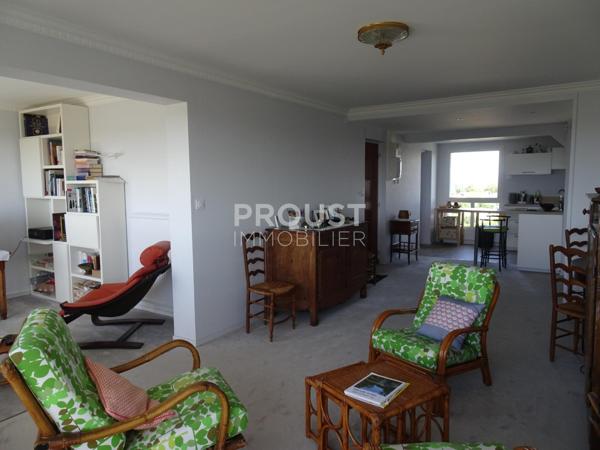 Niort très bel appartement refait à neuf avec garage et cave.