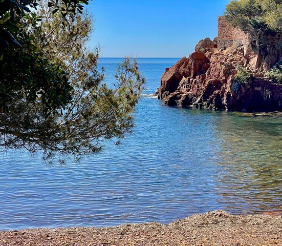 Villa d'exception à vendre à Saint-Raphaël - Vue mer et proximité de la plage !
