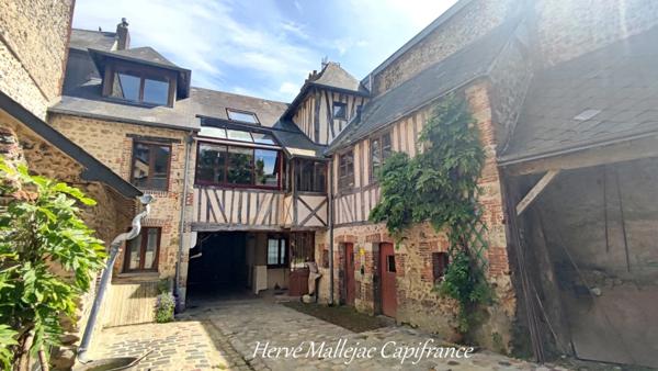 Ensemble immobilier FECAMP comprenant 1 studio; 1 appart F2; 1 appart F6; 1 atelier de 100 m² et une cour de 180 m².