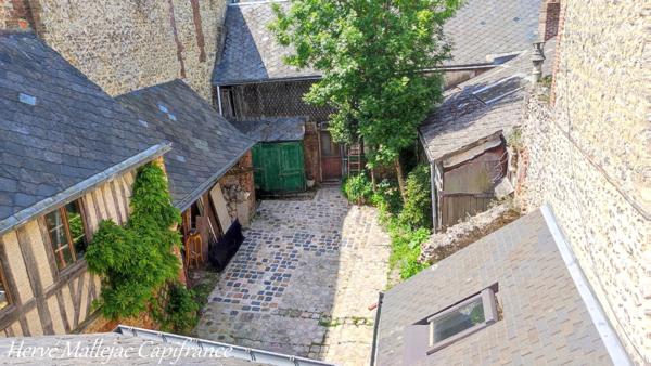 Ensemble immobilier FECAMP comprenant 1 studio; 1 appart F2; 1 appart F6; 1 atelier de 100 m² et une cour de 180 m².