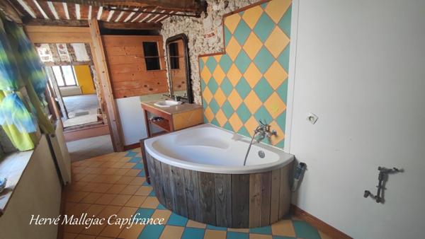 Ensemble immobilier FECAMP comprenant 1 studio; 1 appart F2; 1 appart F6; 1 atelier de 100 m² et une cour de 180 m².