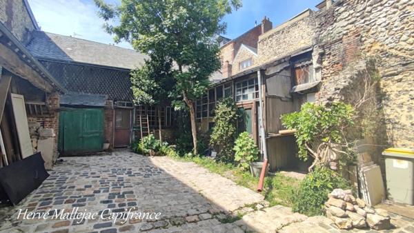 Ensemble immobilier FECAMP comprenant 1 studio; 1 appart F2; 1 appart F6; 1 atelier de 100 m² et une cour de 180 m².