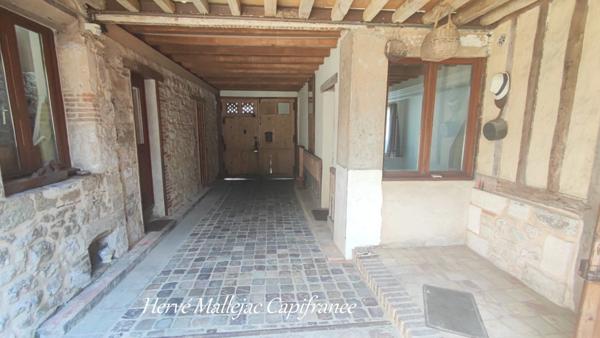Ensemble immobilier FECAMP comprenant 1 studio; 1 appart F2; 1 appart F6; 1 atelier de 100 m² et une cour de 180 m².
