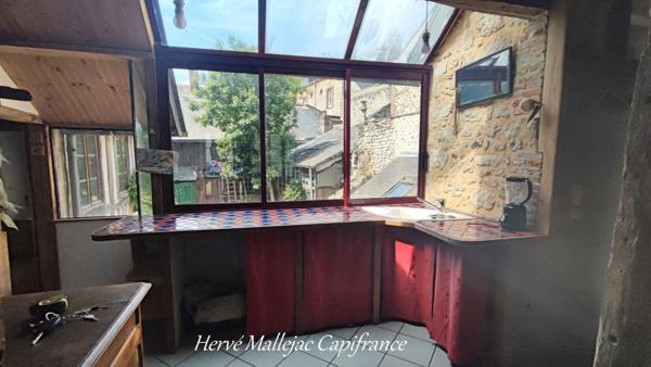 Ensemble immobilier FECAMP comprenant 1 studio; 1 appart F2; 1 appart F6; 1 atelier de 100 m² et une cour de 180 m².